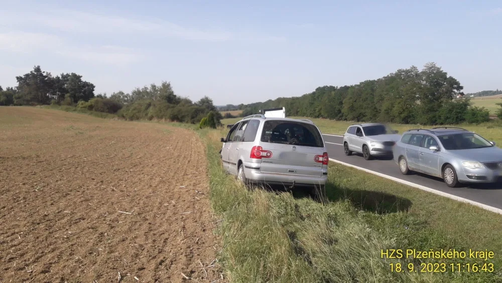 Neznámý řidič kradeného vozu způsobil střet tří osobáků. Po hrozivé nehodě se mu podařilo uprchnout přes pole