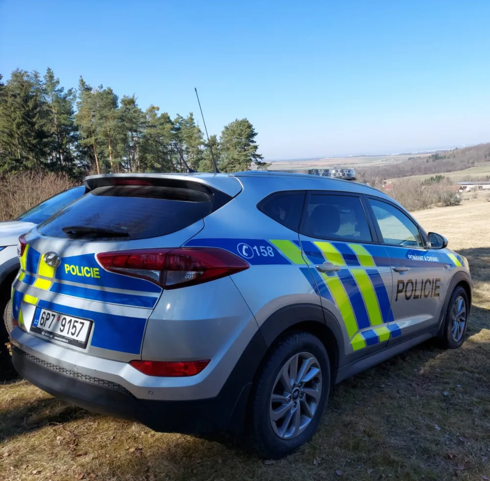 Policisté ze dvou krajů pátrali po ztracené seniorce, vyrazila s manželem na houby a zmizela