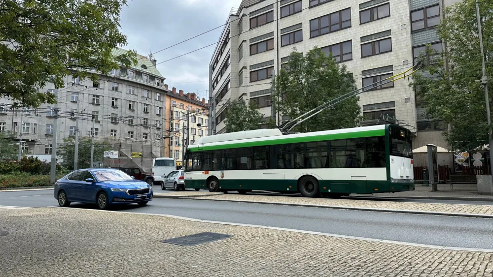Mnoho řidičů nerozlišuje den a noc. Do uzavřené části Americké třídy vjíždí i mimo dobu vymezenou značkou