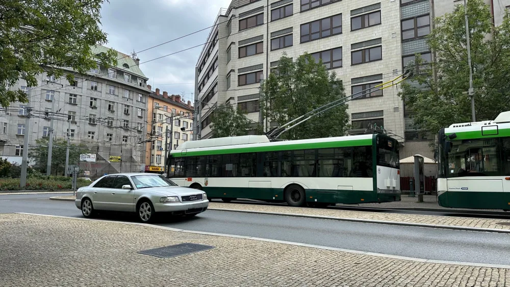 Mnoho řidičů nerozlišuje den a noc. Do uzavřené části Americké třídy vjíždí i mimo dobu vymezenou značkou