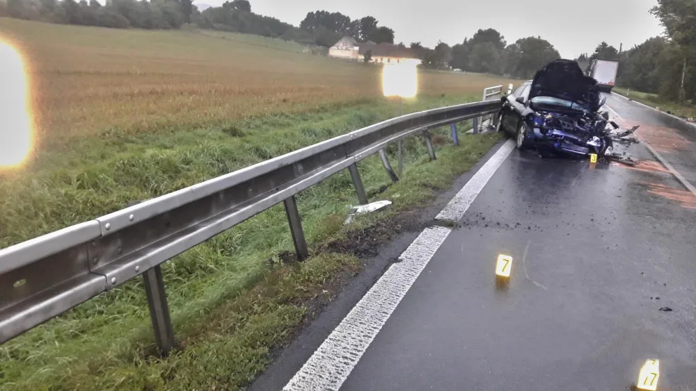 Po smyku vjel přívěs kamionu do protisměru, kde smetl dva osobáky. Záchranáři zasahovali u dvou těžkých nehod