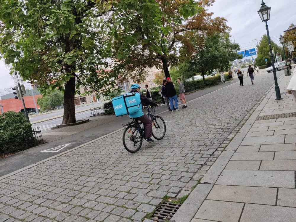 Tento kurýr jel středem a velmi pomalu. Při cestě zpět už volil asfaltový pruh. Jel ale velmi pomalu a používal zvonek