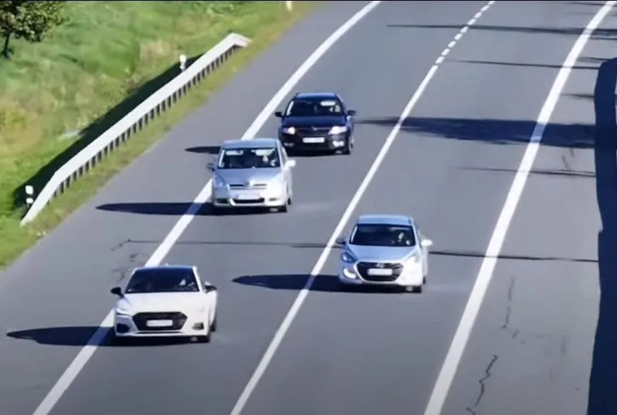 Policejní dron sledoval z výšky nic netušící řidiče, jak předjíždí přes plnou čáru