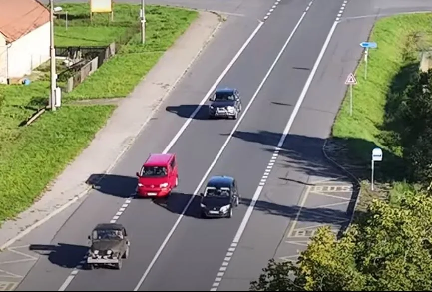 Policejní dron sledoval z výšky nic netušící řidiče, jak předjíždí přes plnou čáru