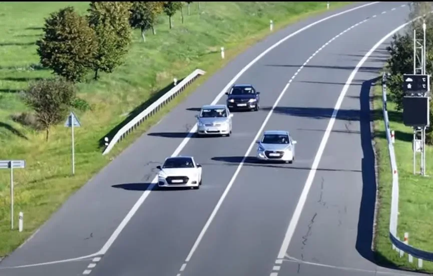 Policejní dron sledoval z výšky nic netušící řidiče, jak předjíždí přes plnou čáru