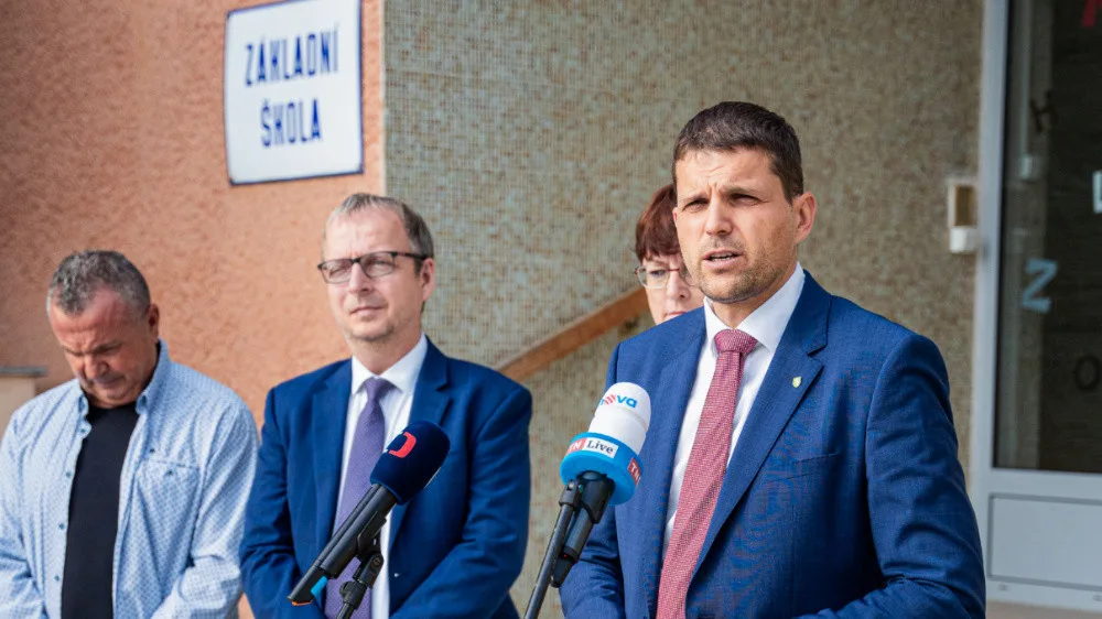 Ministr životního prostředí Petr Hladík (KDU-ČSL) při své pondělní návštěvě v Plzeňském kraji