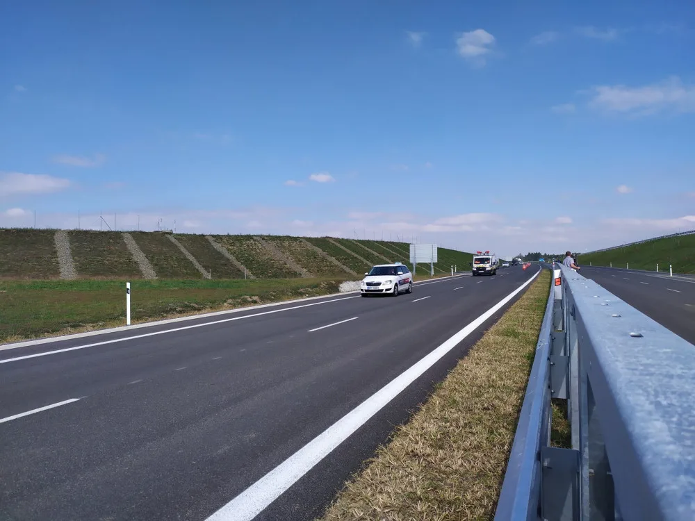 Řidiči se už prohánějí po novém úseku silnice I/27 ve směru na Klatovy. Cestu z Plzně do Přeštic zrychlí o čtyři minuty