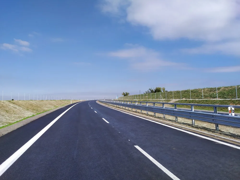 Řidiči se už prohánějí po novém úseku silnice I/27 ve směru na Klatovy. Cestu z Plzně do Přeštic zrychlí o čtyři minuty