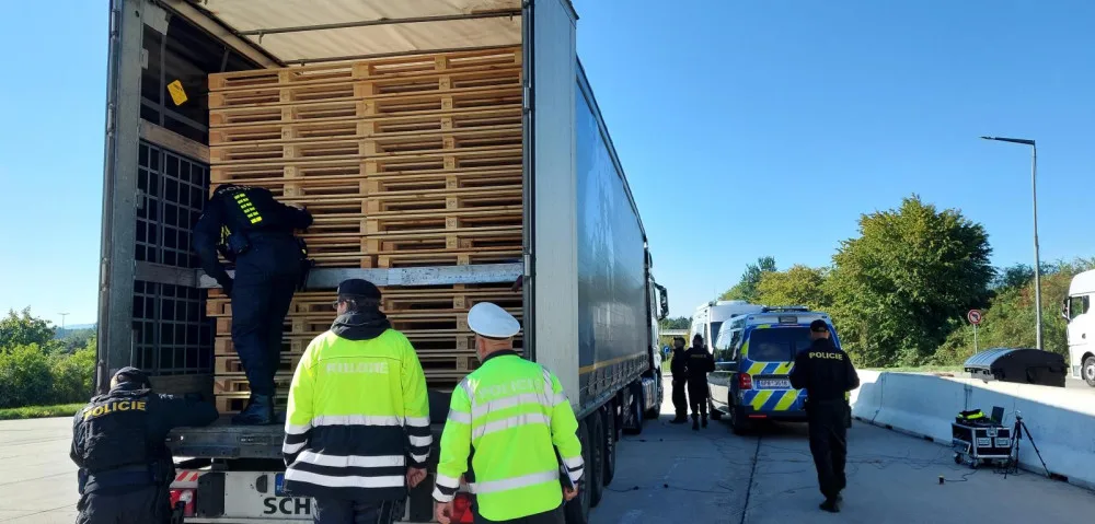 Policisté hledali nelegální migranty na dálnici u německých hranic