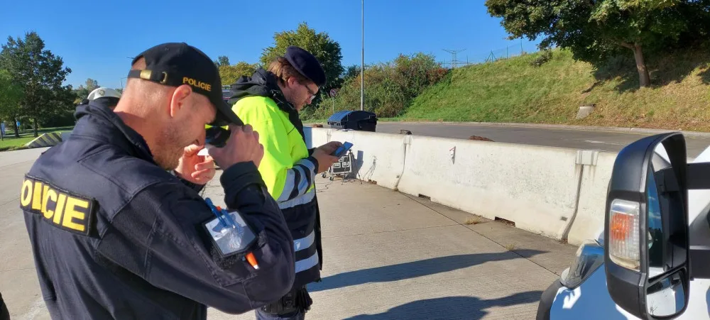 Policisté hledali nelegální migranty na dálnici u německých hranic