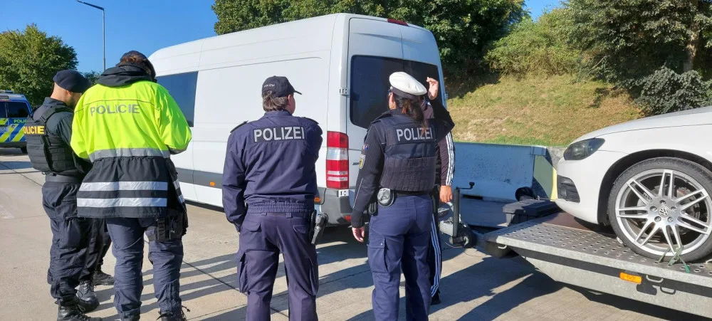 Policisté hledali nelegální migranty na dálnici u německých hranic