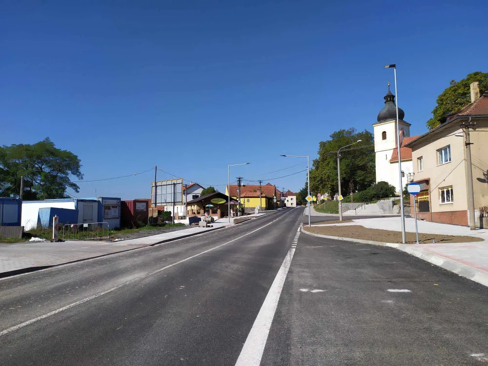 Pro letošní rok končí práce na opravě hlavní trasy silnice I/19 v Nezvěsticích, provoz se tam vrací do normálu