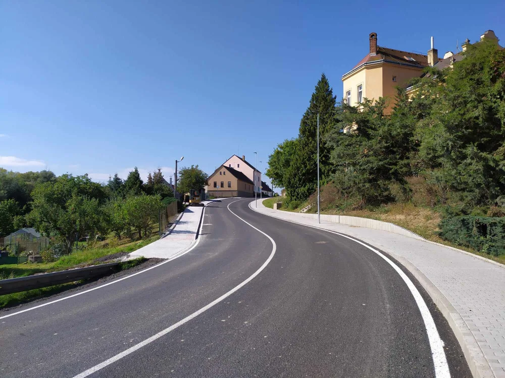 Pro letošní rok končí práce na opravě hlavní trasy silnice I/19 v Nezvěsticích, provoz se tam vrací do normálu