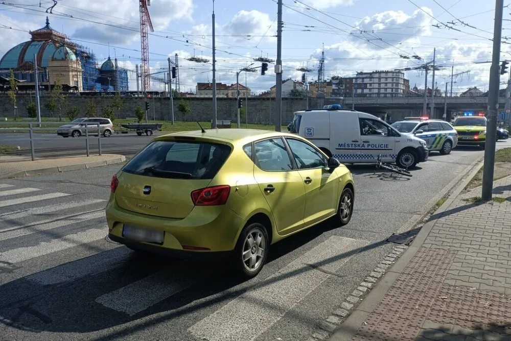 VIDEO: Cyklista prosvištěl na červenou po přechodu přímo před policejní hlídkou, srazilo ho auto