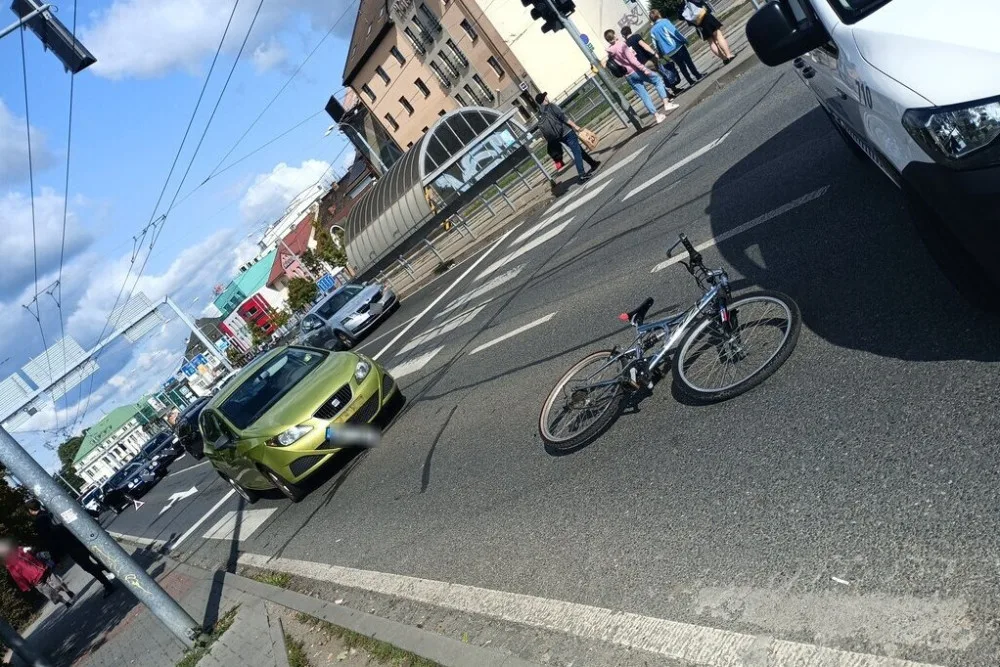 VIDEO: Cyklista prosvištěl na červenou po přechodu přímo před policejní hlídkou, srazilo ho auto
