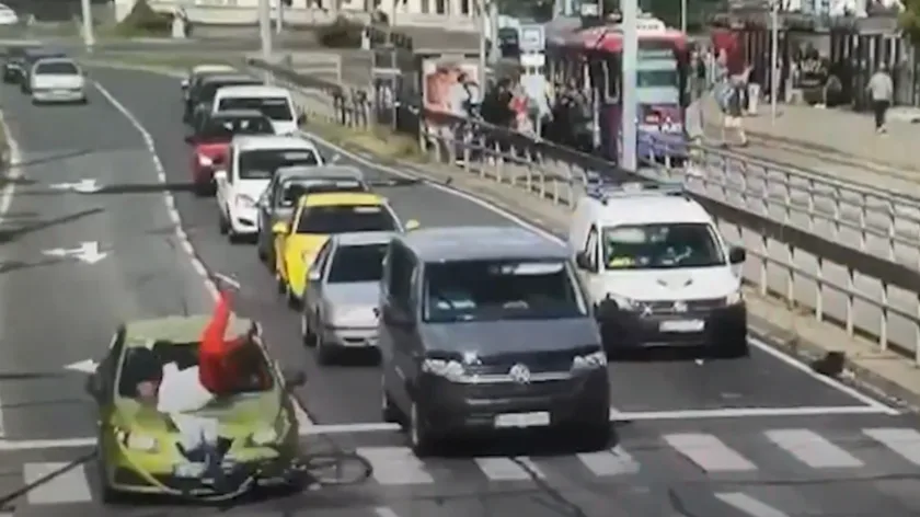 VIDEO: Cyklista prosvištěl na červenou po přechodu přímo před policejní hlídkou, srazilo ho auto