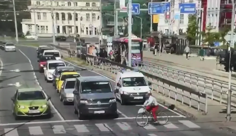 VIDEO: Cyklista prosvištěl na červenou po přechodu přímo před policejní hlídkou, srazilo ho auto