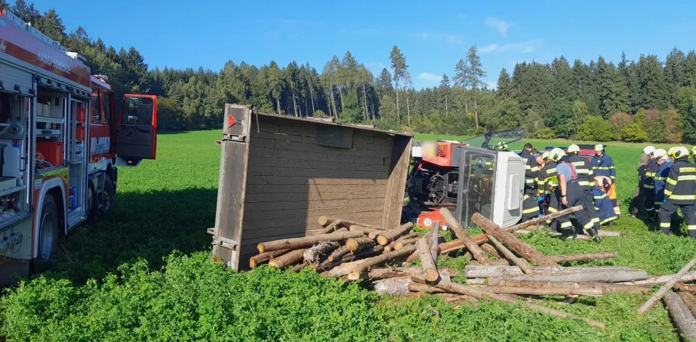 Postaršího muže zavalil traktor, pod těžkým strojem zůstal do půl těla uvězněný