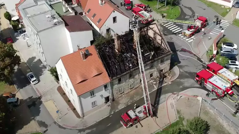 Policisté dopadli žháře, který podpálil historický dům v centru Plzně. Dva hasiči se tam při zásahu zranili