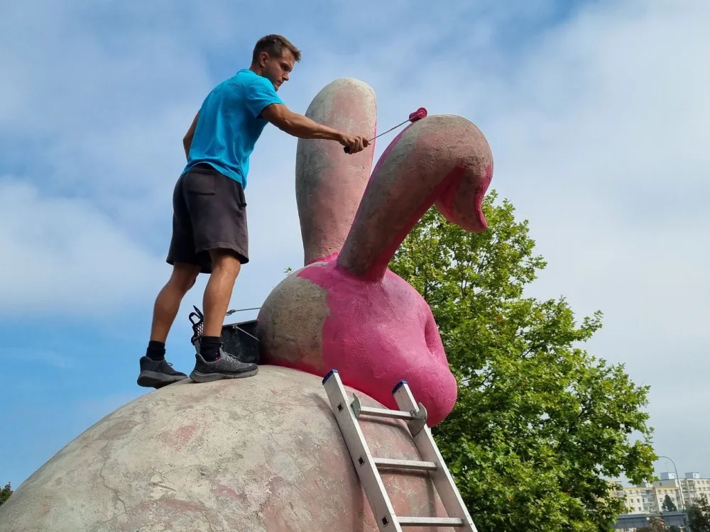 Kontroverzní socha králíka požírajícího člověka má zpět svou ikonickou růžovou barvu