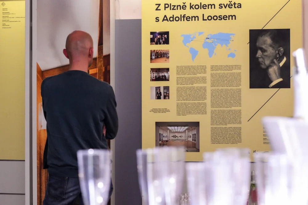 Příběh geniálního architekta Adolfa Loose a jeho plzeňskou tvorbu představuje výstava, která obletěla svět