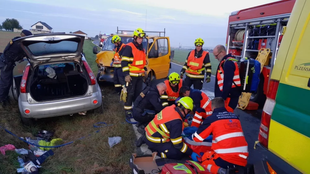 Při ranní nehodě se vážně zranily dvě děti. Těžké zranění utrpěli i další dva dospělí účastníci havárie