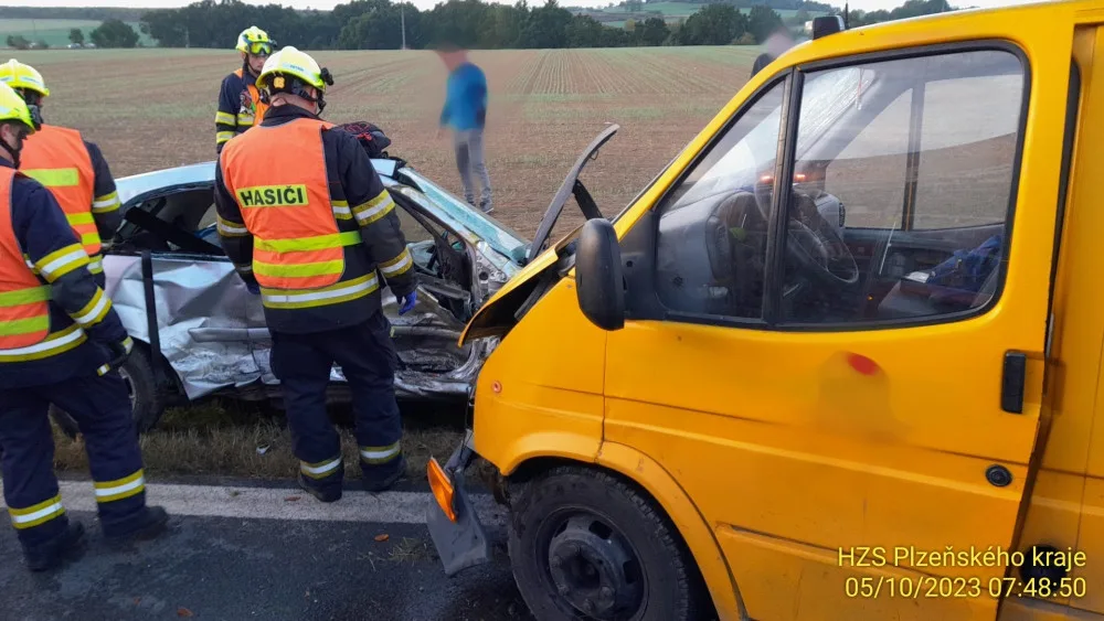 Při ranní nehodě se vážně zranily dvě děti. Těžké zranění utrpěli i další dva dospělí účastníci havárie