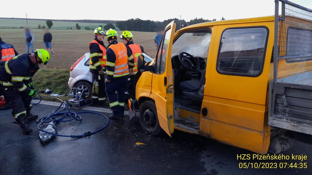 Při ranní nehodě se vážně zranily dvě děti. Těžké zranění utrpěli i další dva dospělí účastníci havárie