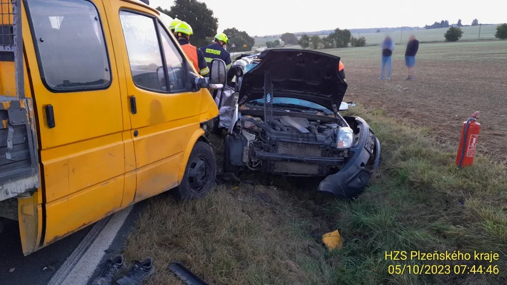 Při ranní nehodě se vážně zranily dvě děti. Těžké zranění utrpěli i další dva dospělí účastníci havárie