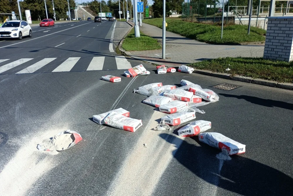 Nicnetušící řidič poztrácel cestou ze stavebnin 15 pytlů s omítkou. Zůstaly ležet uprostřed křižovatky