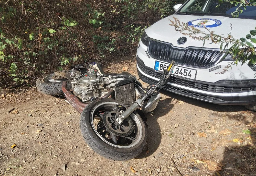 Zfetovaný motorkář ujížděl před strážníky, zastavila ho až namířená zbraň. Důvodů k úprku měl mnohem víc