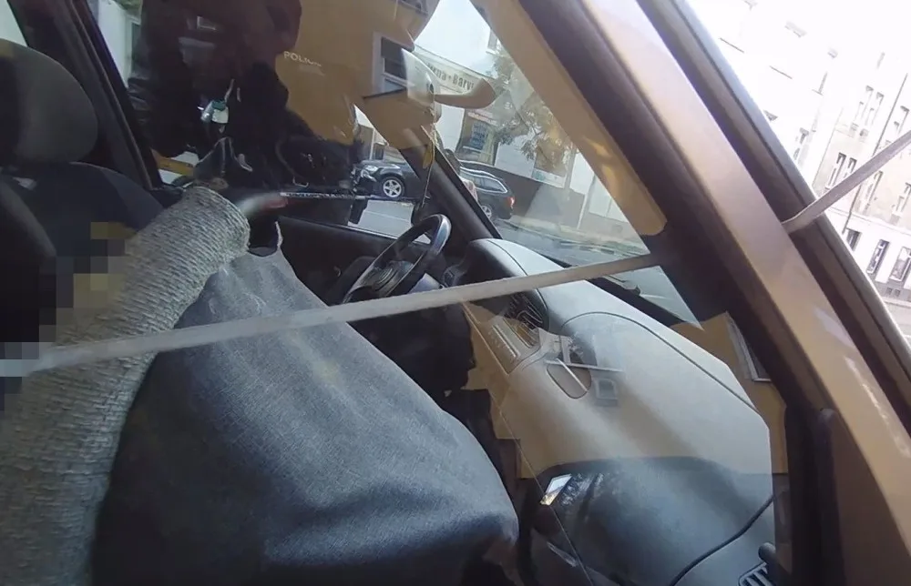 Uvnitř uzamčeného vozidla zůstalo v autosedačce malé dítě