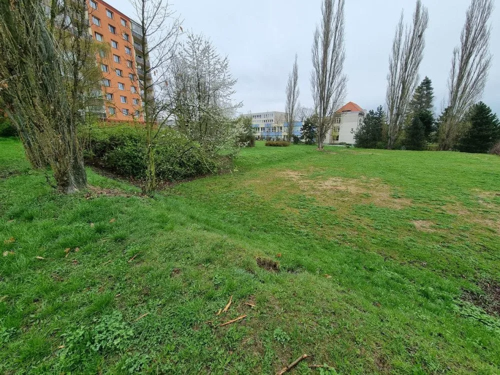 Zanedbaný prostor na nejlidnatějším obvodu se promění. Přibude zeleň i herní prvky pro děti