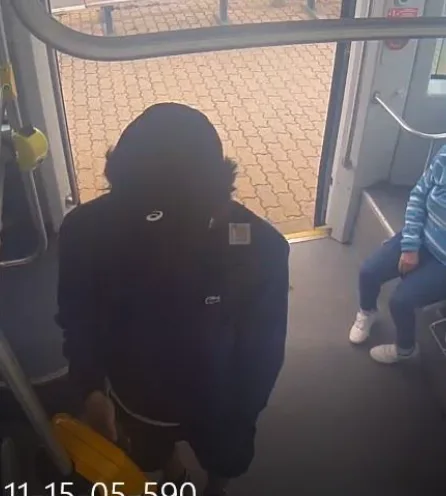 Tramvaj poničil zatím neznámý vandal. Policisté by rádi mluvili s mladíkem ze záběrů bezpečnostní kamery
