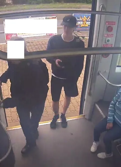 Tramvaj poničil zatím neznámý vandal. Policisté by rádi mluvili s mladíkem ze záběrů bezpečnostní kamery