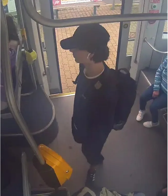 Tramvaj poničil zatím neznámý vandal. Policisté by rádi mluvili s mladíkem ze záběrů bezpečnostní kamery