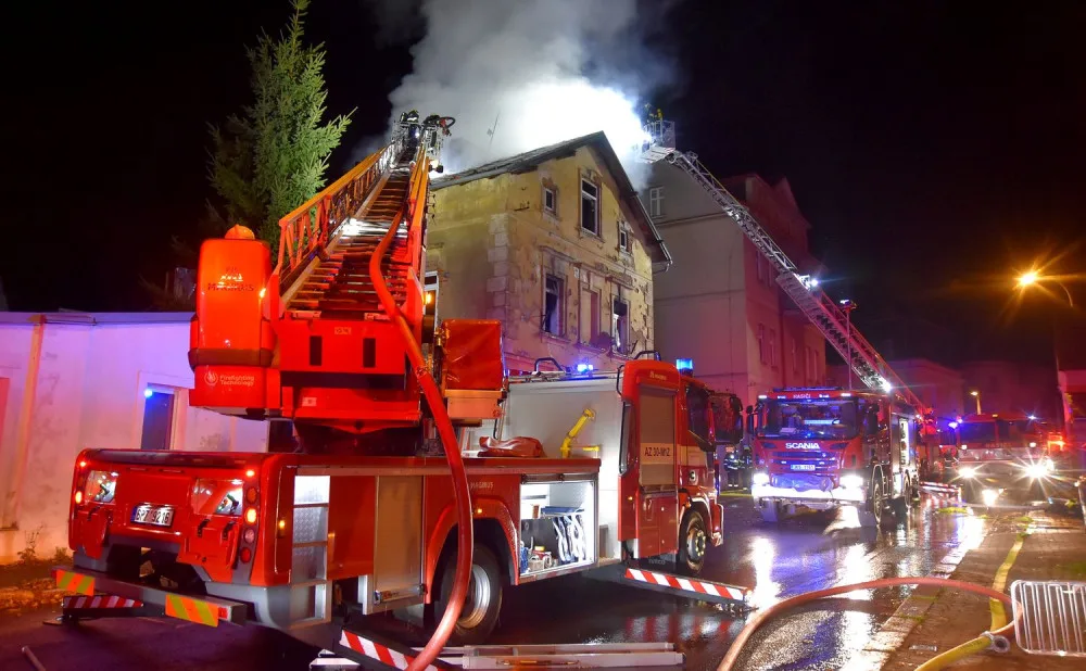 Mrtvého člověka našli hasiči uvnitř vyhořelého obytného domu, dalších pět obyvatel museli evakuovat