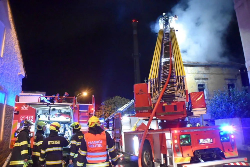Mrtvého člověka našli hasiči uvnitř vyhořelého obytného domu, dalších pět obyvatel museli evakuovat
