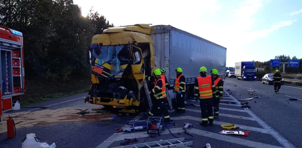 Na dálnici D5 se střetly dva kamiony, hasiči museli jednoho z řidičů vyprostit