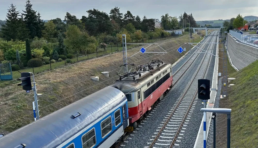 Železniční trať v Plzni - Koterově už prošla modernizací, teď se bude postupovat dál
