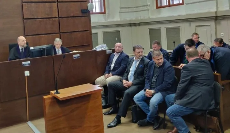 Roman Berbr na lavici obžalovaných druhý zleva
