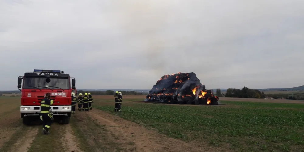 Školačky podpálily obří stoh slámy, hrály si se zapalovačem