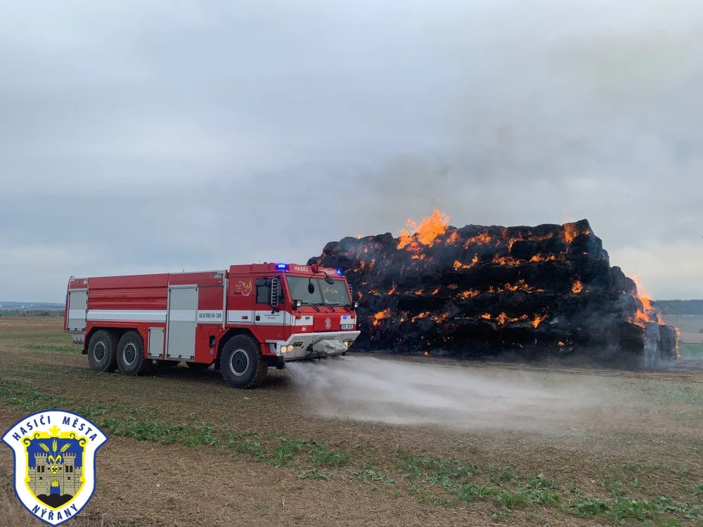Školačky podpálily obří stoh slámy, hrály si se zapalovačem