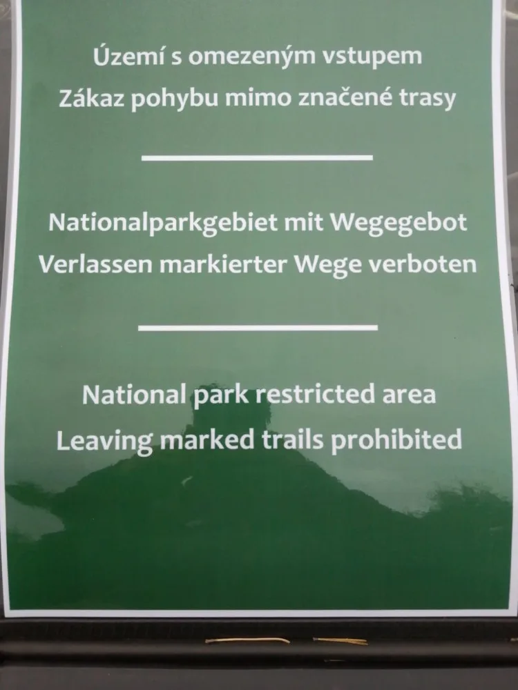 Turisté chodili i kam neměli. V centrální části NP Šumava platí nově omezení vstupu do jádra tetřeví populace