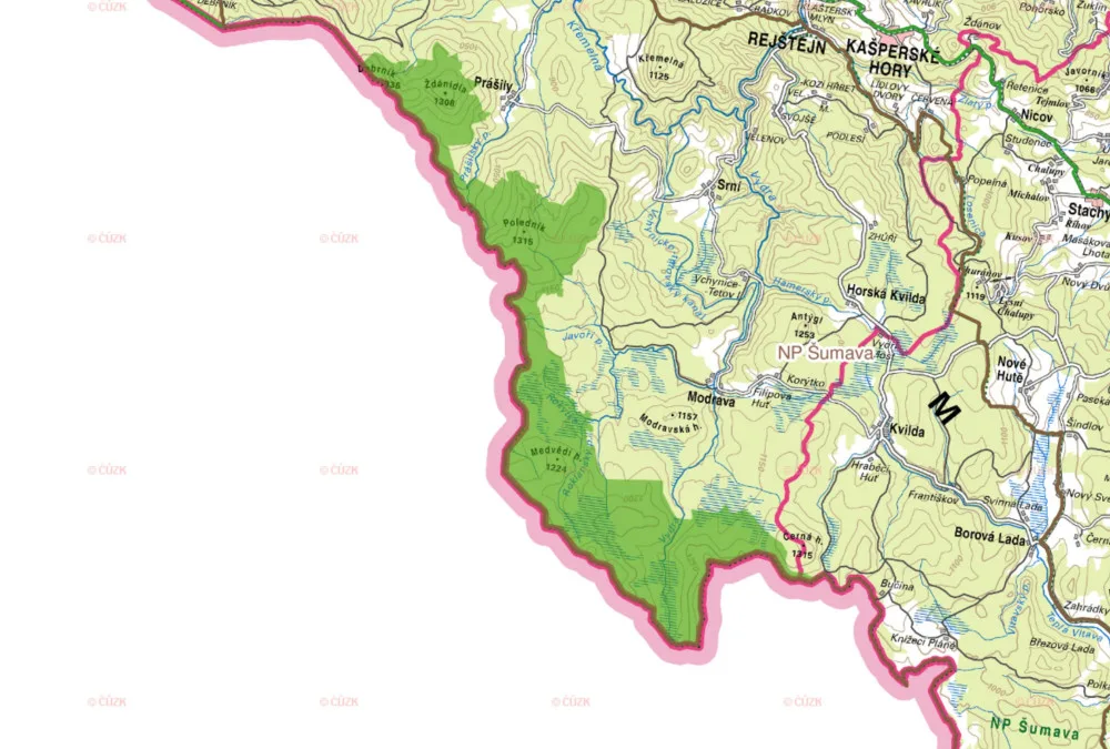 Turisté chodili i kam neměli. V centrální části NP Šumava platí nově omezení vstupu do jádra tetřeví populace