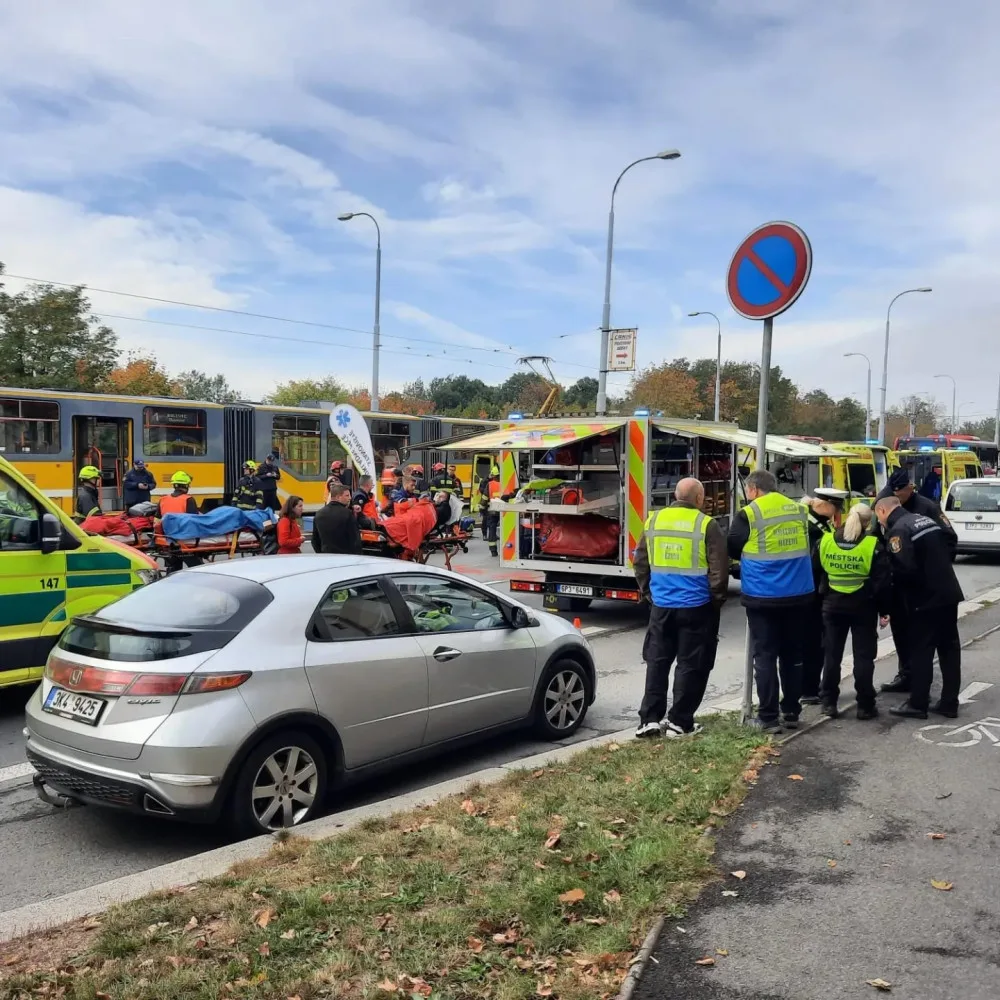Při srážce dvou tramvají v centru Plzně se zranilo téměř 30 lidí včetně pěti dětí