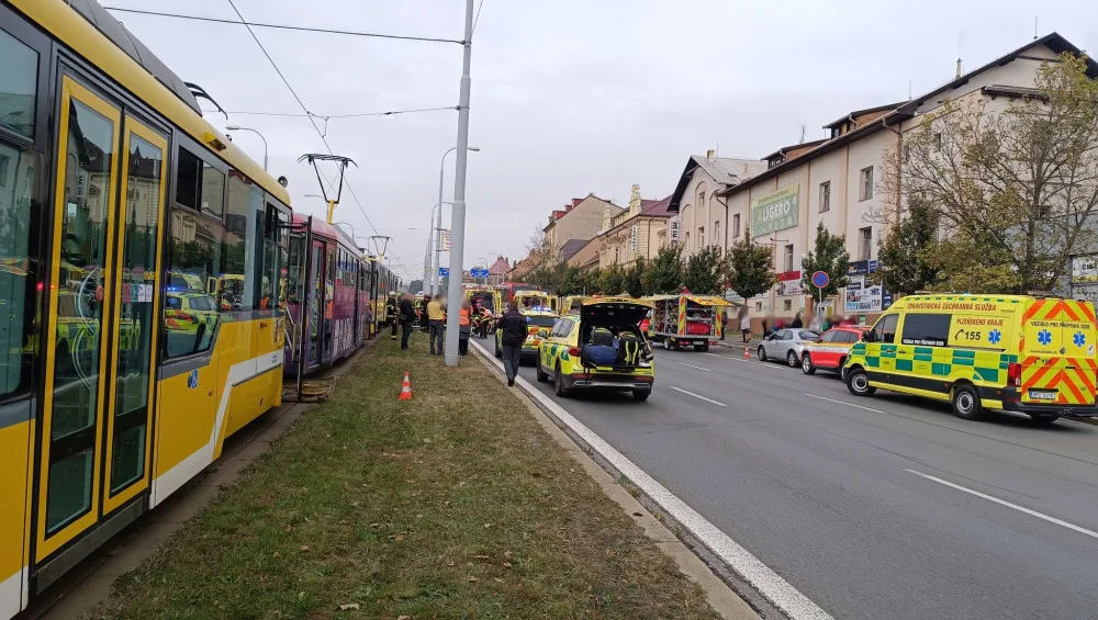 Při srážce dvou tramvají v centru Plzně se zranilo téměř 30 lidí včetně pěti dětí