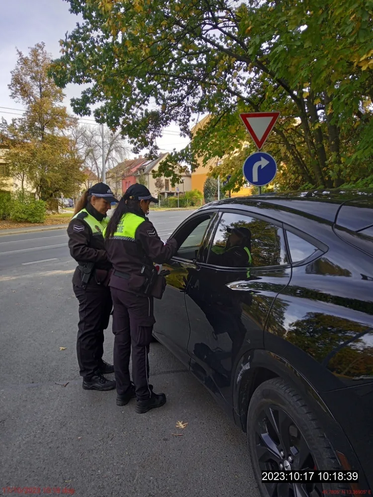 Řidič Fordu Mustang prosvištěl rychlostí 107 km/h kolem radaru policie na profláknuté ulici, kde je padesátka