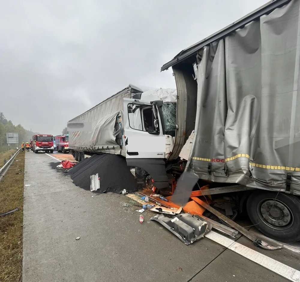 Střet dvou kamionů ochromil provoz na dálnici D5 ve směru na Prahu. Dva lidé se při nehodě zranili