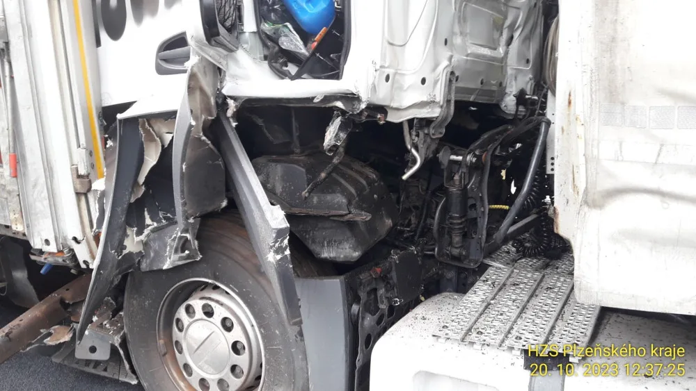 Střet dvou kamionů ochromil provoz na dálnici D5 ve směru na Prahu. Dva lidé se při nehodě zranili
